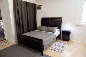 1 slaapkamer, een strijkplank/strijkijzer, wifi, beddengoed