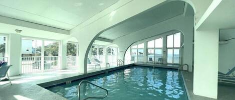 Alberca techada y alberca climatizada