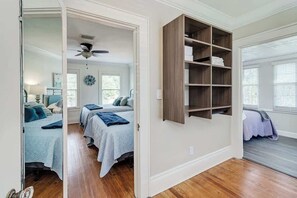5 bedrooms, desk, iron/ironing board, travel cot - 2,500 sqft Restored Colonial Home in Lakeland (Lakeland)