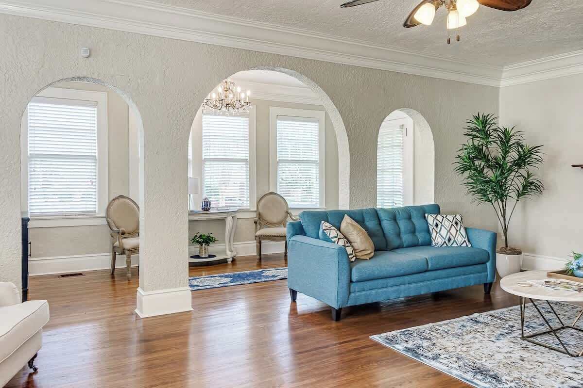 Een smart-tv, boeken en een kantoor