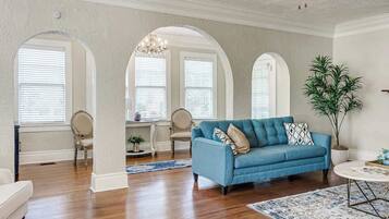 Een smart-tv, boeken en een kantoor