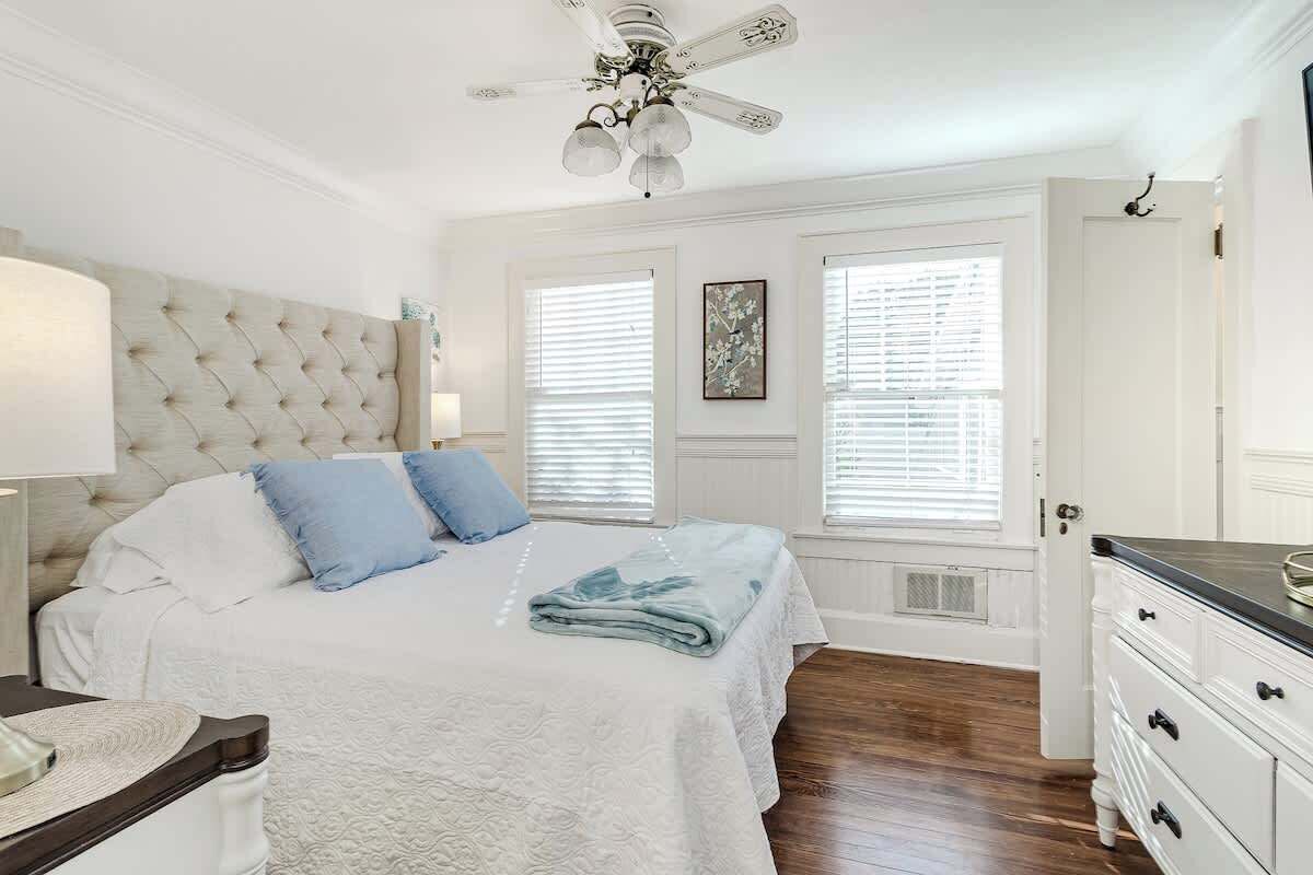 5 slaapkamers, een bureau, een strijkplank/strijkijzer, reisbedje