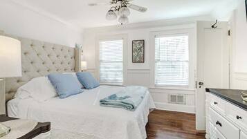 5 slaapkamers, een bureau, een strijkplank/strijkijzer, reisbedje