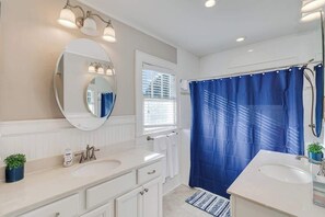 Combined shower/bathtub, hair dryer, towels, soap - 2,500 sqft Restored Colonial Home in Lakeland (Lakeland)