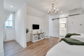 3 bedrooms, WiFi, bed sheets - Beautiful Home in The Marigny Triangle with Balcony (New Orleans)