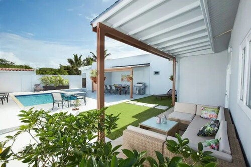 VILLA TOPAZ- 3BR | 2BA-5 car min to Palm Beach