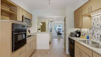 Frigorifero, microonde, forno, piano cottura