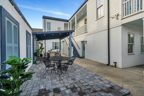Outdoor dining - Beautiful Renovated Historic Home with private courtyard, 4 blocks to FQ (New Orleans)