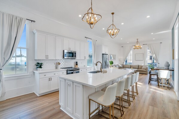 Fridge, microwave, oven, stovetop - Beautiful Renovated Historic Home with private courtyard, 4 blocks to FQ (New Orleans)