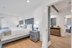 4 bedrooms, WiFi, bed sheets - Beautiful Renovated Historic Home with private courtyard, 4 blocks to FQ (New Orleans)