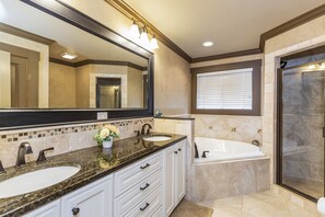 Kombinert dusj/badekar, hårføner og håndklær