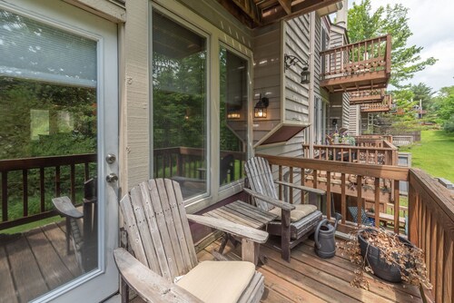 Dog Friendly Chalet w/ Fire Pit & Lake Views