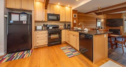 New! Juno's Place: Lake Access, Townhouse, Ski In/Ski Out!