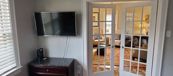 Southern Charm: Home is minutes from downtown w/a cozy sitting porch