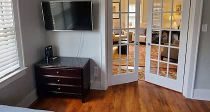 Southern Charm: Home is minutes from downtown w/a cozy sitting porch