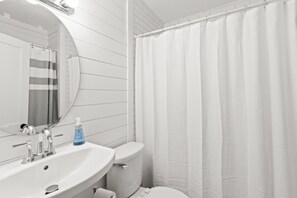 Combined shower/bathtub, hair dryer, towels, soap