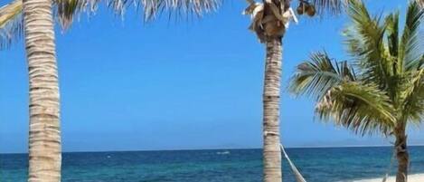 En la playa, sillas reclinables de playa, toallas de playa