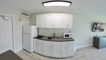 Kjøleskap, mikrobølgeovn, kokeplater og kaffetrakter/tekoker