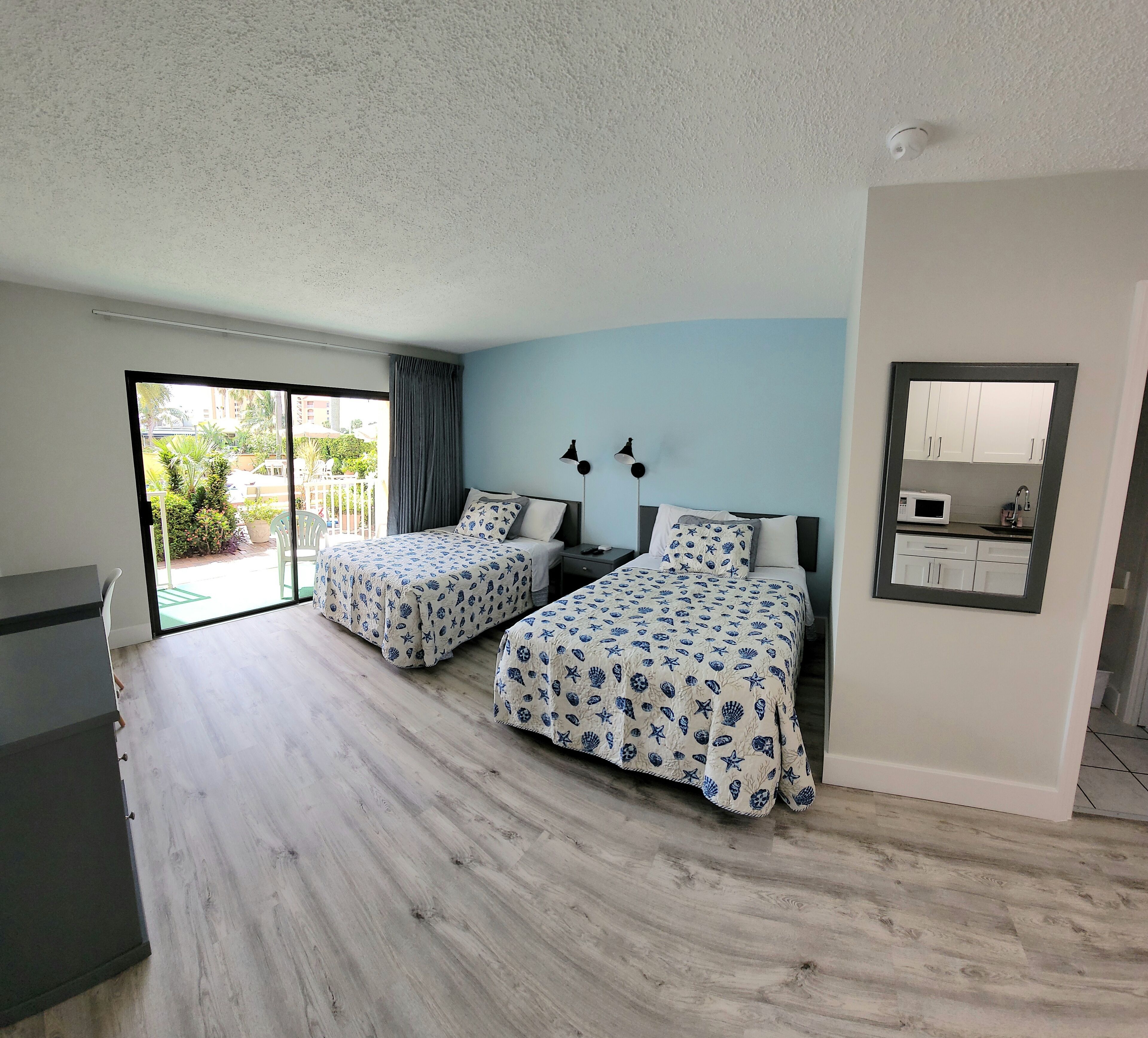 1 habitación, tabla de planchar con plancha y ropa de cama 