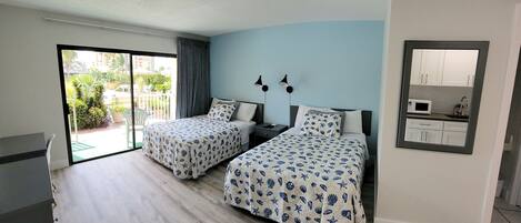 1 habitación, tabla de planchar con plancha y ropa de cama