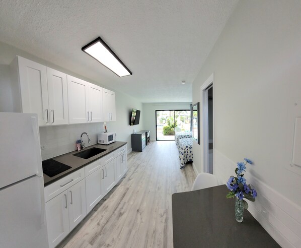 Kühlschrank, Mikrowelle, Herdplatte, Wasserkocher mit Kaffee-/Teezubehör