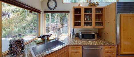 Kühlschrank, Ofen, Herdplatte, Wasserkocher mit Kaffee-/Teezubehör