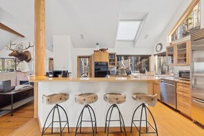 Fridge, oven, stovetop, coffee/tea maker