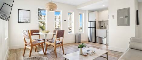 Adjacent Two Bed Two Bath Apartment | Zona de estar | Smart TV de 50 pulgadas con canales digitales, una televisión