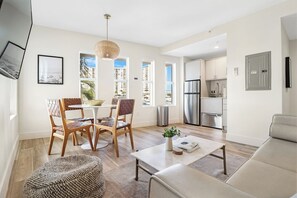 Living area - Roami at The Carmela (Miami Beach)
