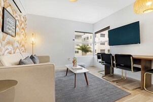 基础公寓, 2 间卧室 | 起居区 | 50-英寸智能电视（配备数码频道）、电视、Netflix