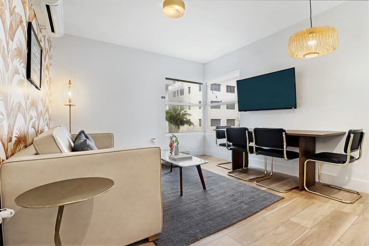 Departamento básico, 2 habitaciones | Área de sala de estar | Smart TV de 50 pulgadas con canales digitales, televisión y Netflix