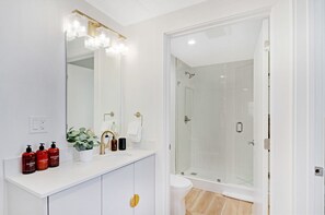 2 Bedroom | 1 Bathroom | Bathroom | Shower, free toiletries, hair dryer, towels - Roami at The Carmela (Miami Beach)