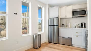 Adjacent Two Bed Two Bath Apartment | Ιδιωτική κουζίνα | Ψυγείο, φούρνος μικροκυμάτων, μαγειρικές εστίες, πλυντήριο πιάτων