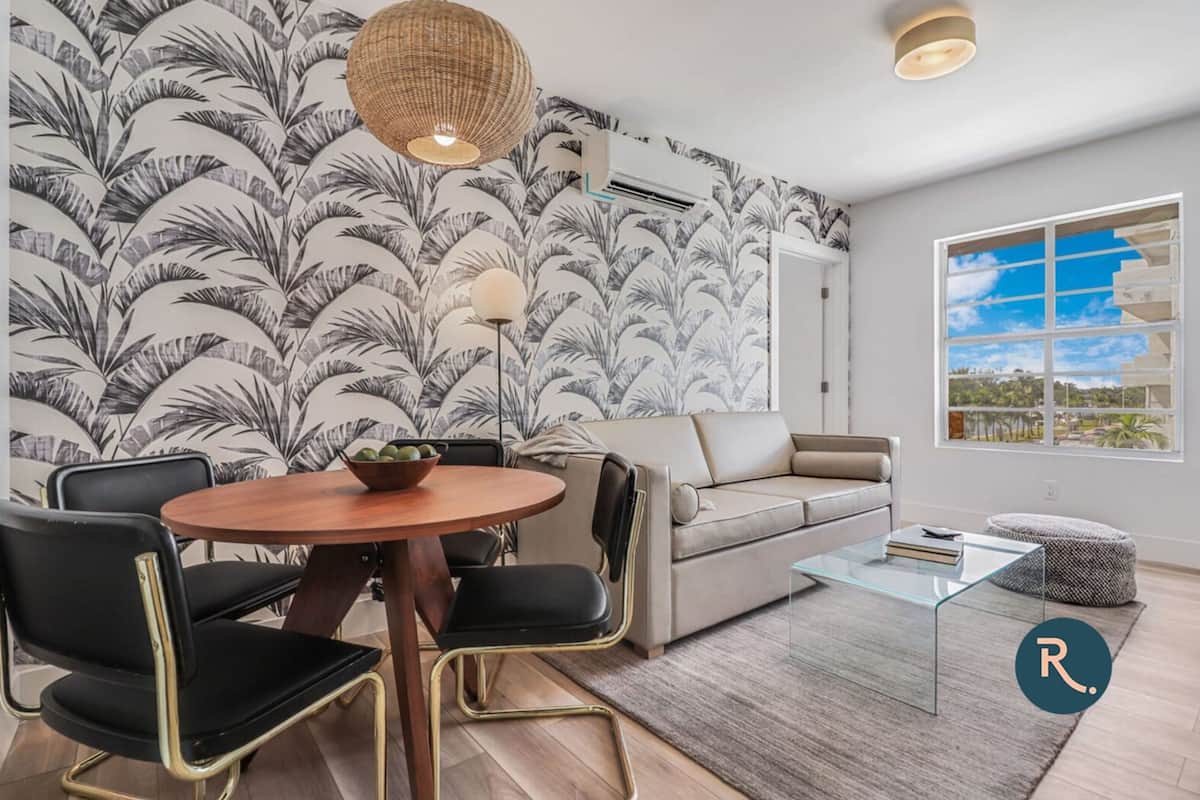 Adjacent Four Bed Three Bath Apartment | Area keluarga | Smart TV 50-inci dengan saluran TV digital, TV, dan Netflix