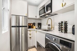 1 Bedroom | Private kitchen | Fridge, microwave, stovetop, dishwasher