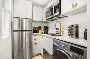 Appartement, 1 chambre | Cuisine privée | Réfrigérateur, four à micro-ondes, surface de cuisson, lave-vaisselle