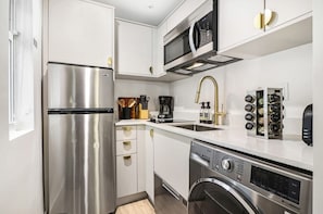 Appartement, 1 chambre | Cuisine privée | Réfrigérateur, micro-ondes, plaque de cuisson, lave-vaisselle