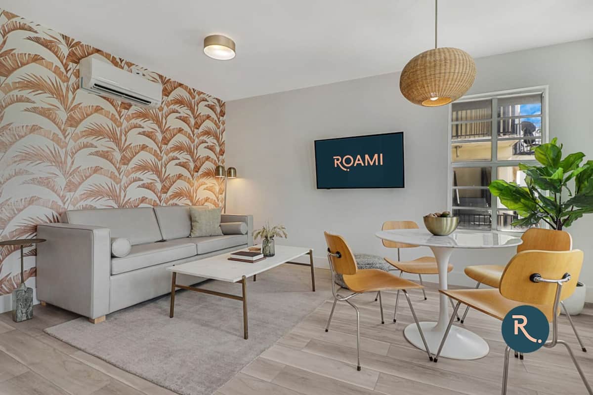 Adjacent Three Bed Three Bath Apartment | Area keluarga | Smart TV 50-inci dengan saluran TV digital, TV, dan Netflix