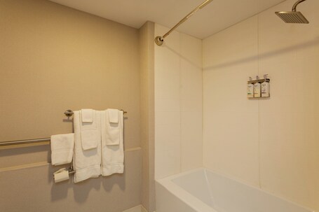 Holiday Inn Express New Rochelle, an IHG Hotel - Image 47