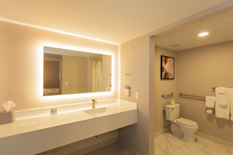 Holiday Inn Express New Rochelle, an IHG Hotel - Image 46