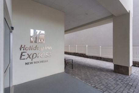 Außenbereich. Holiday Inn Express New Rochelle by IHG