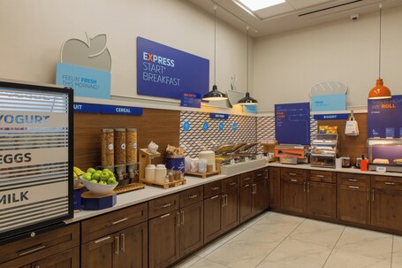 Holiday Inn Express New Rochelle, an IHG Hotel - Image 58