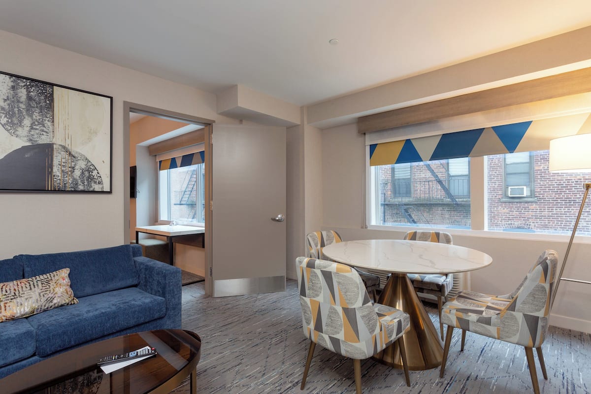 Svit - 1 kingsize-säng med bäddsoffa | Värdeförvaringsskåp på rummet, individuell inredning och unika möbler