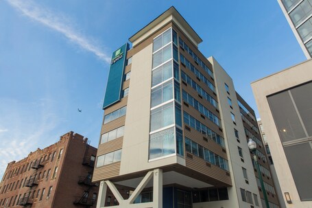 Holiday Inn Express New Rochelle, an IHG Hotel - Image 11