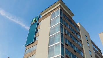 Moderni hotellirakennus, jonka julkisivussa on selkeästi näkyvä Hampton Inn Express -kyltti.