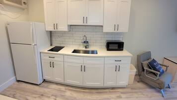 Refrigerador, microondas, cafetera/tetera, tostadora