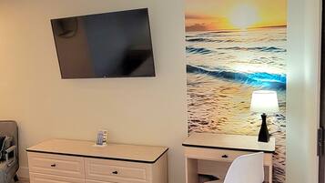 1 habitación, tabla de planchar con plancha y ropa de cama