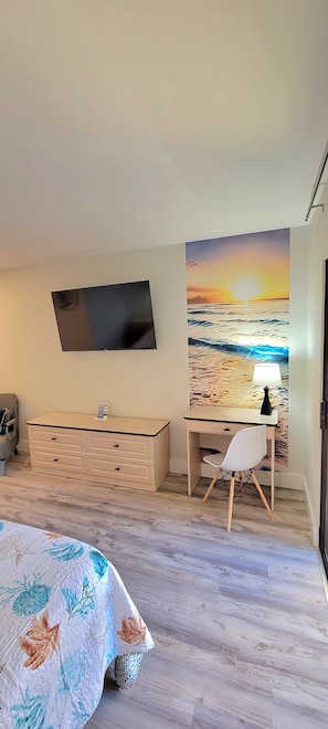 1 habitación, tabla de planchar con plancha y ropa de cama