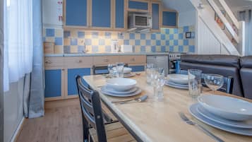 Chalet (2 Bedrooms) | Private kitchen | Fridge, microwave, oven, stovetop