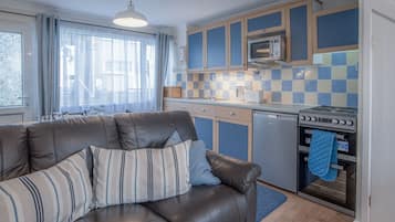 Chalet (2 Bedrooms) | Wohnbereich | 32-Zoll-Fernseher mit Kabelempfang
